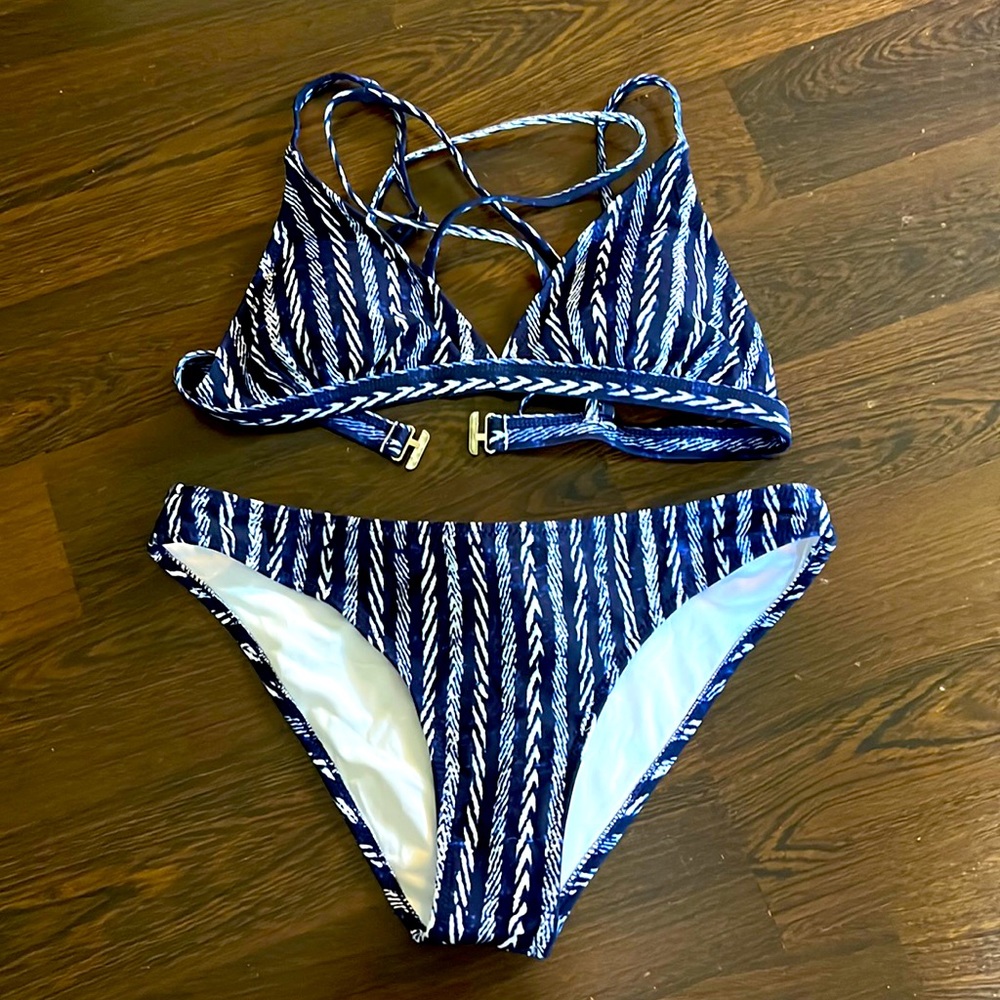 New Cupshe two piece swim suit. Crisscross front. Blue&white size M. Fits small.